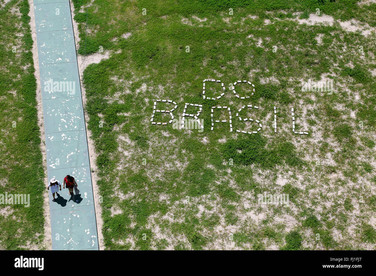 'Do Brasil' ('aus Brasilien') auf dem Boden geschrieben (Gras) in Salvador, Bahia, Brasilien Stockfoto