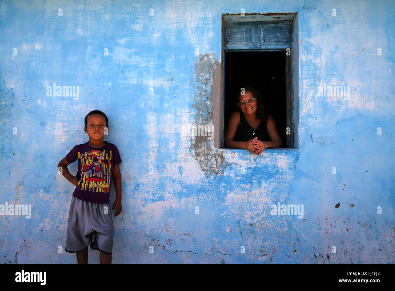 Mutter und Sohn in ihrem Haus in Barreirinhas, Maranhao, Brasilien Stockfoto