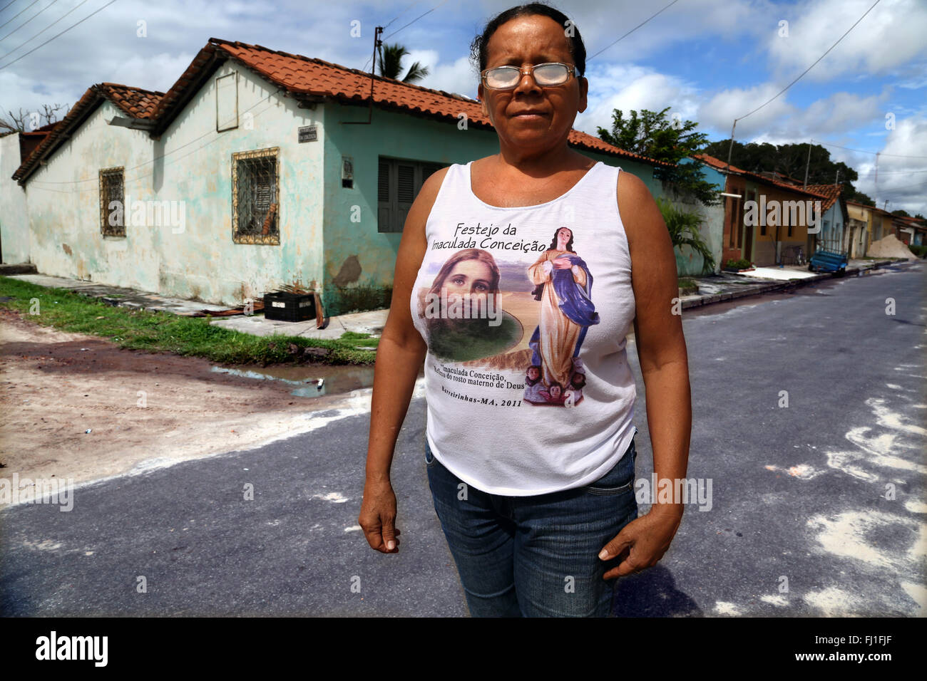Frau in einer Straße von Barreirinhas mit Jesus t-shirt, Maranhao, Brasilien Stockfoto