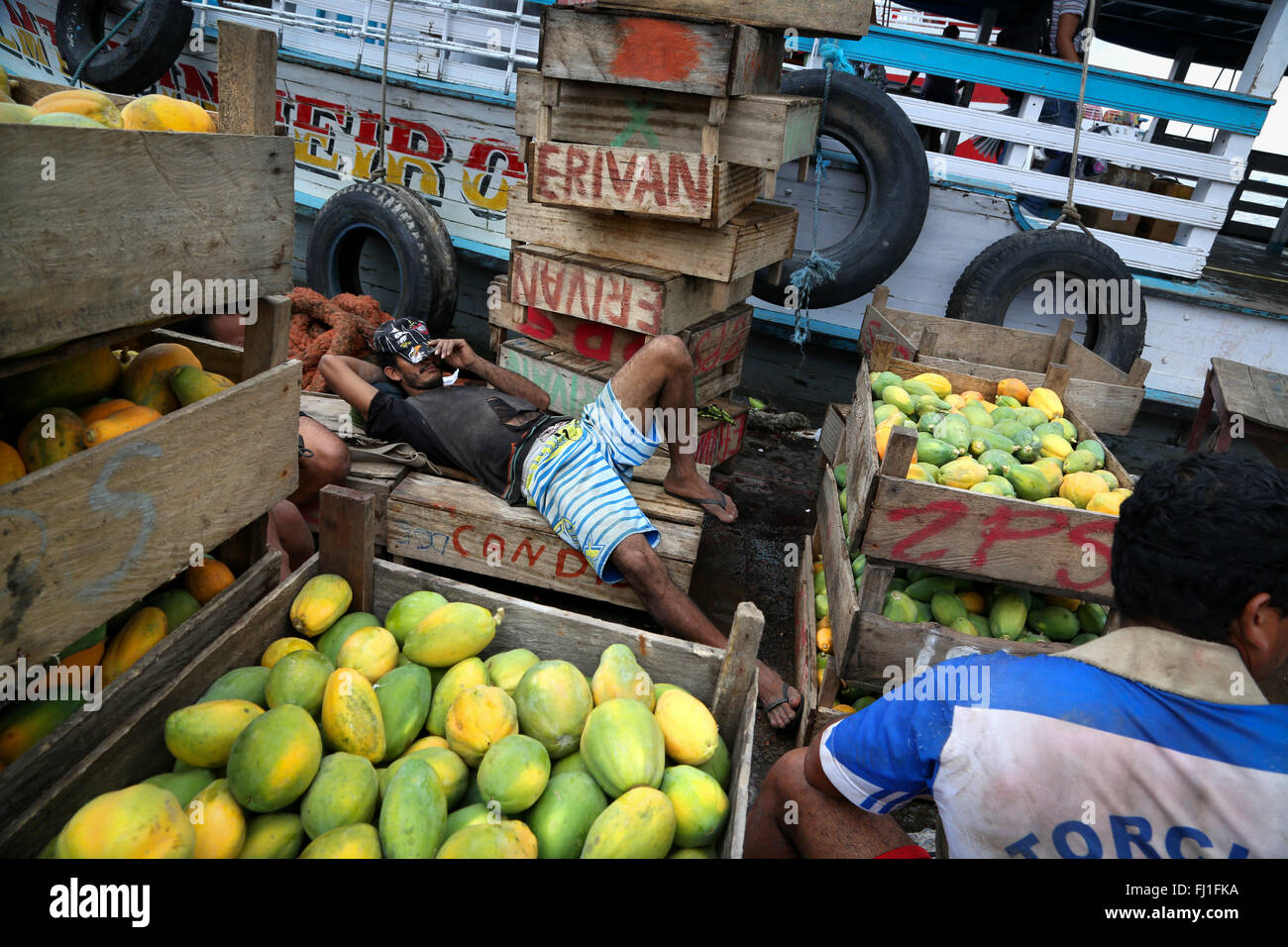 Mann am Hafen von Manaus, Amazonas, Brasilien Stockfoto