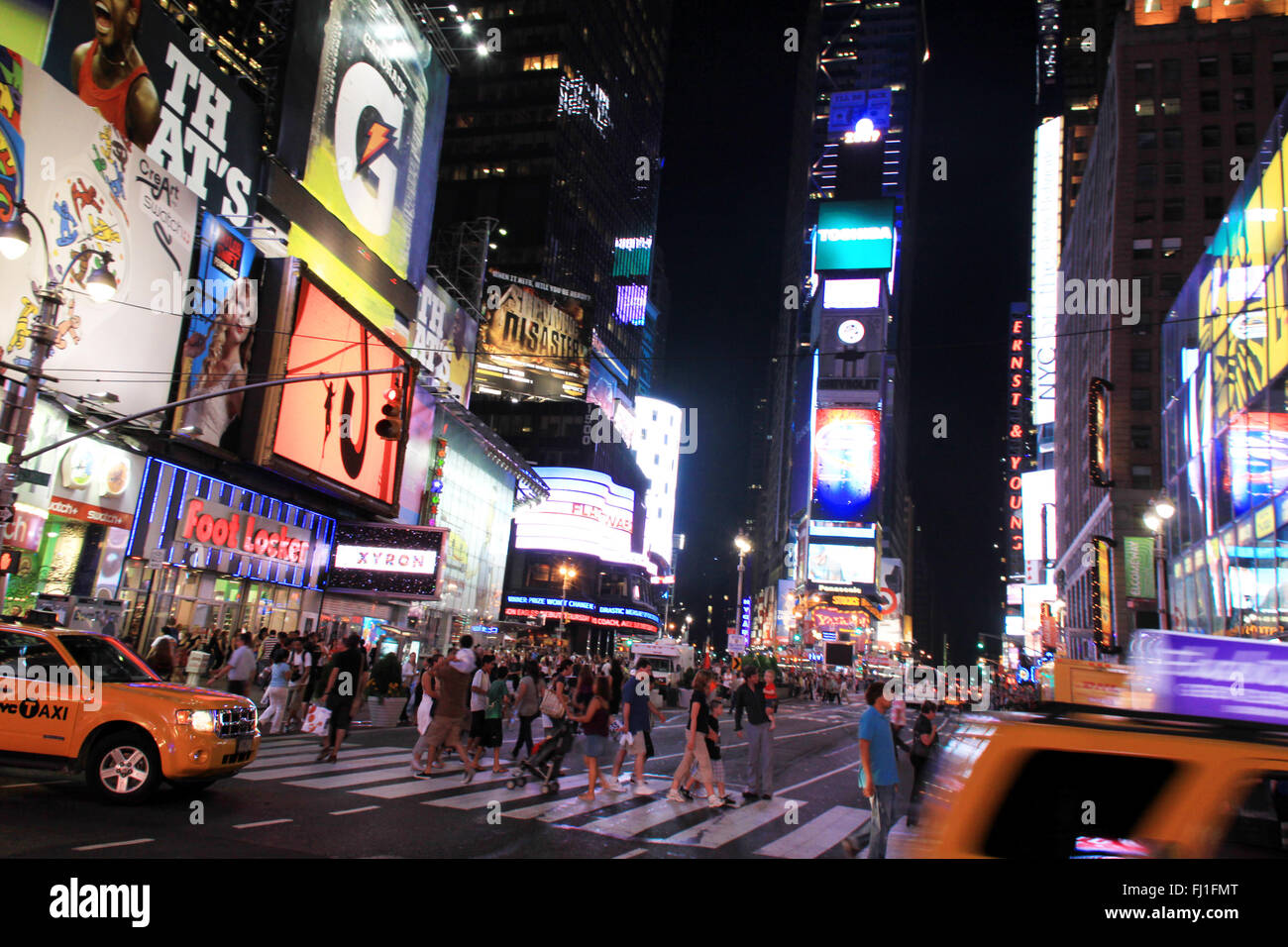 Die Menschen auf dem Times Square bei Nacht, Manhattan, New York Stockfoto