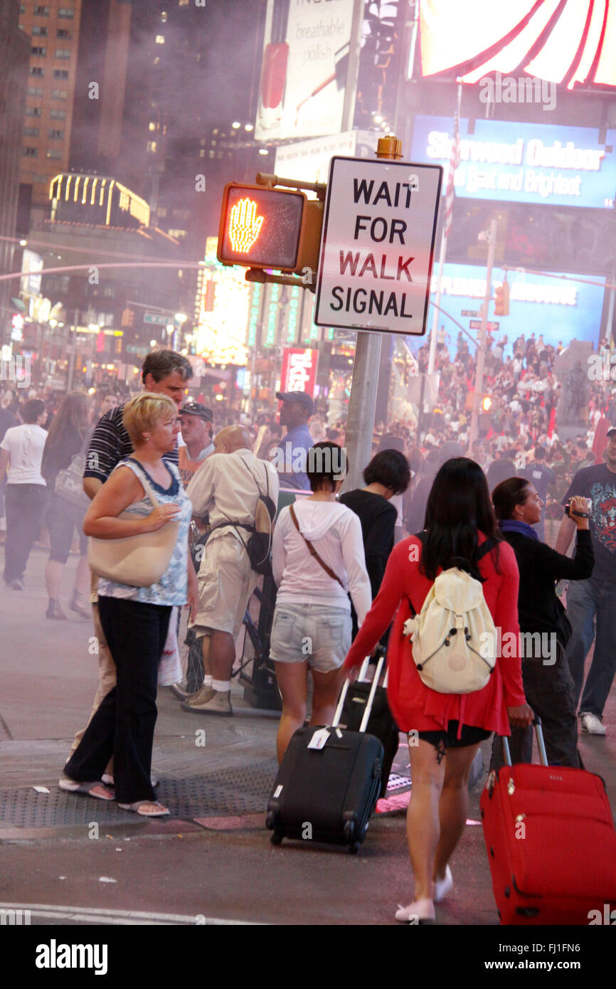 Die Menschen auf dem Times Square bei Nacht, Manhattan, New York Stockfoto