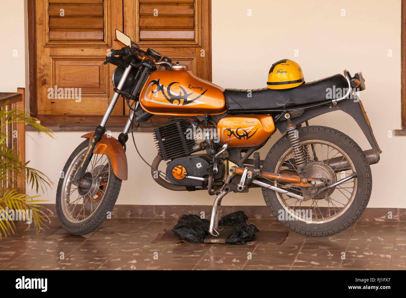 Racing Motorrad mit Medinova Helm auf Veranda Veranda in Vinales, Provinz Pinar Del Rio, Kuba, West Indies, Karibik Stockfoto