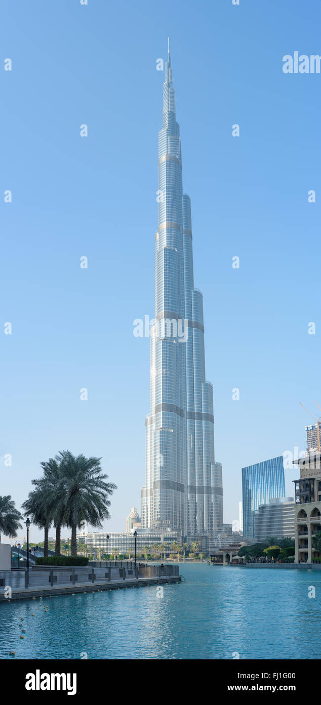 Burj Khalifa in Dubai, Vereinigte Arabische Emirate, vertikales Panorama des höchsten Gebäudes der Welt Stockfoto