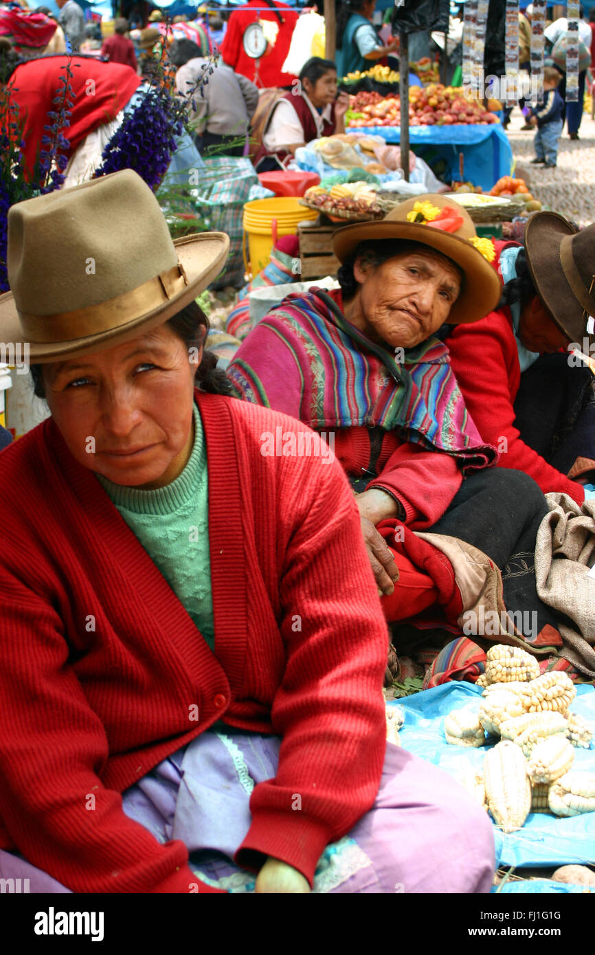 Portrait von peruanischen Damen waren verkauft bei Pisac Markt, in der Nähe von Cuzco, Peru Stockfoto