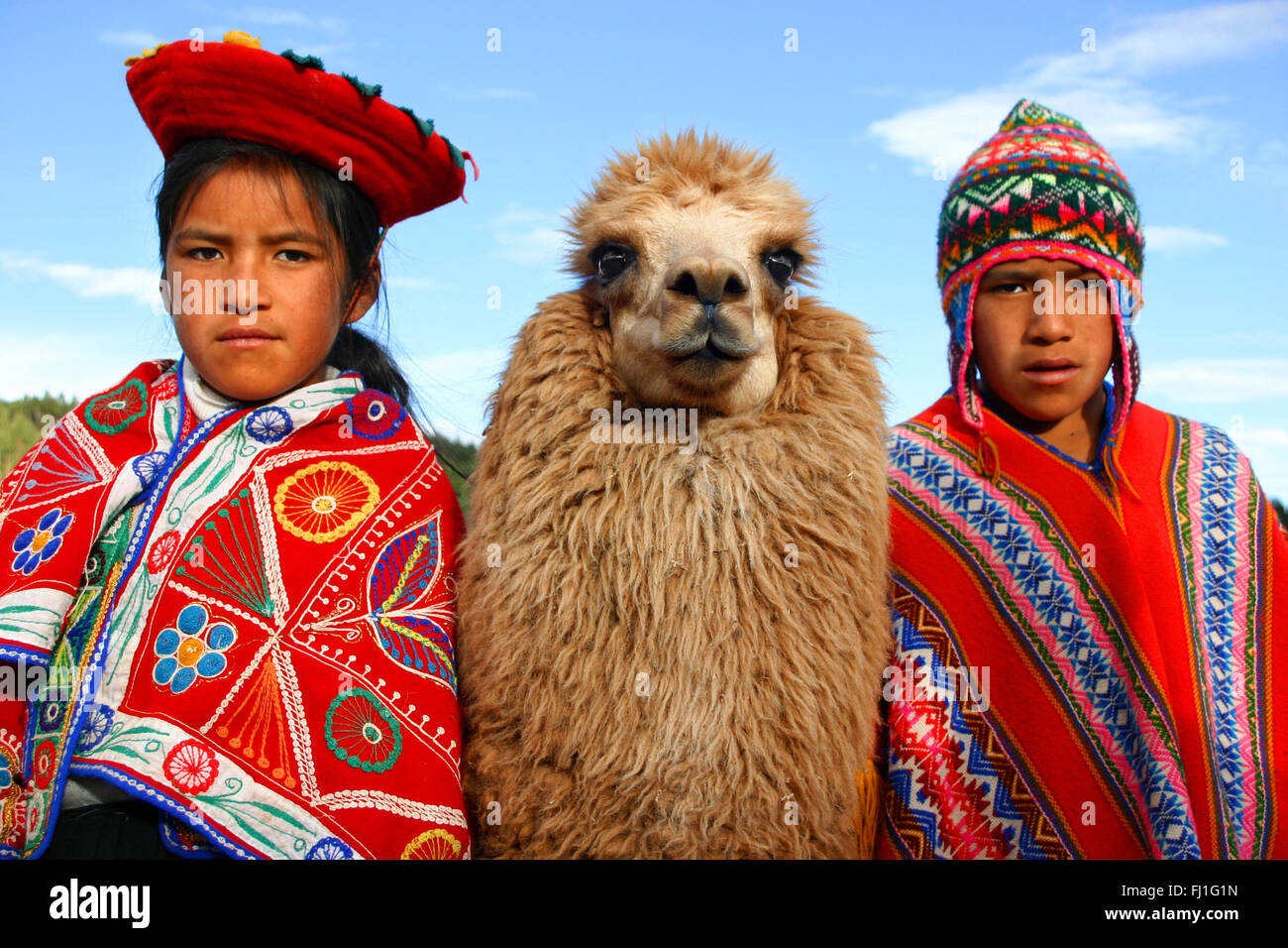 Porträt der peruanische Kinder mit ihrem Lama in Cuzco, Peru Stockfoto