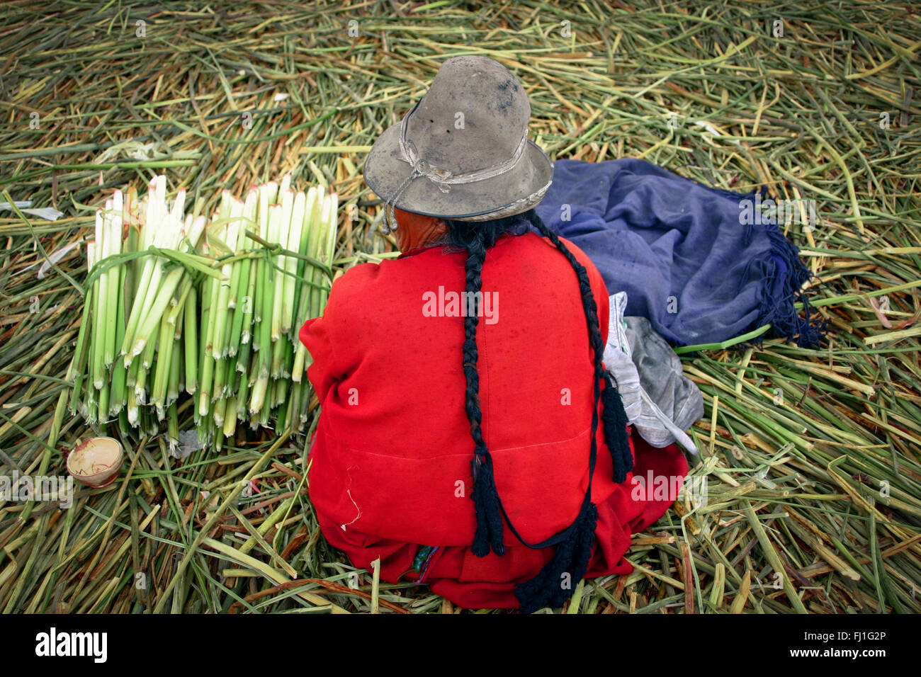 Uros Frau Verkauf von Gemüse auf schwimmende Insel auf der Insel Uros, Titicaca See, Peru Stockfoto