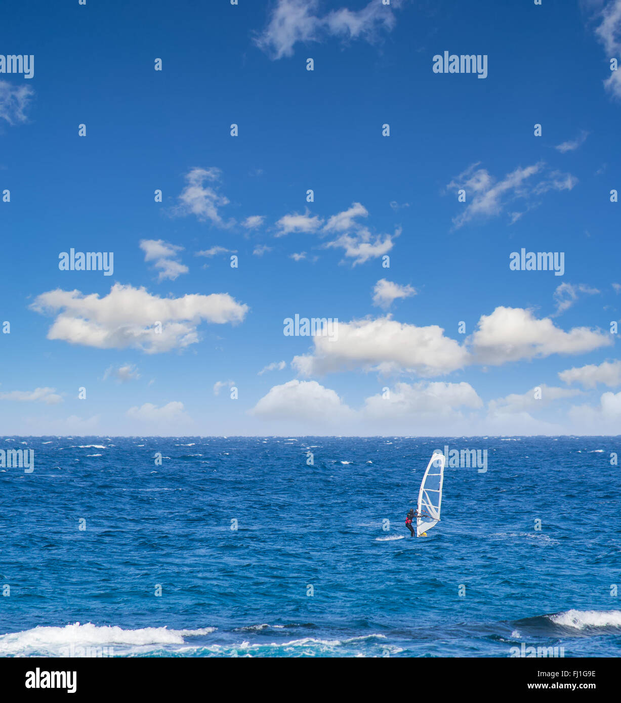 Windsurfer allein im Meer an einem bewölkten Tag Stockfoto