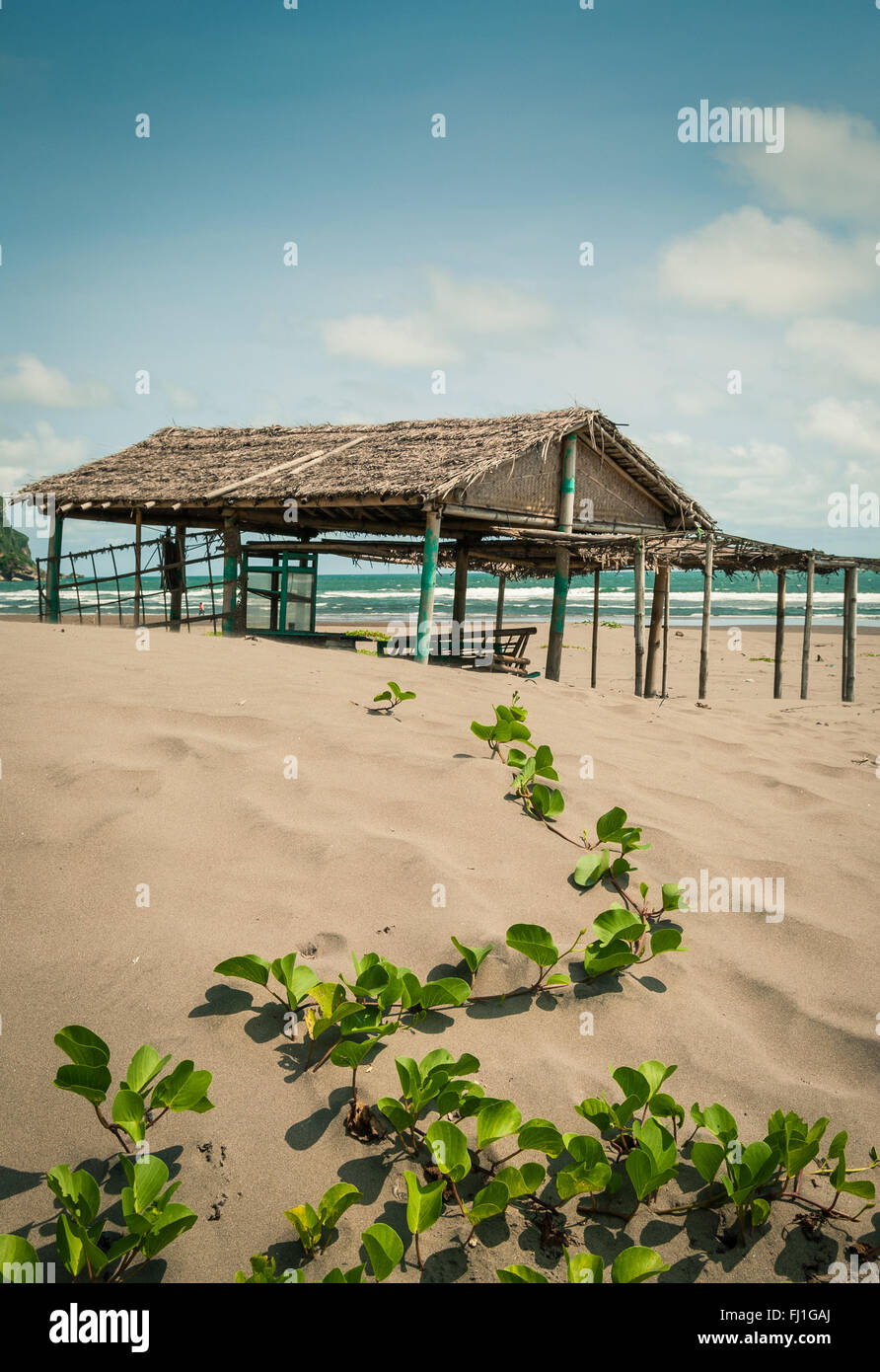 Einer alten, verlassenen Strandhütte am Strand Parangtritis, Zentraljava, Indonesien. Stockfoto