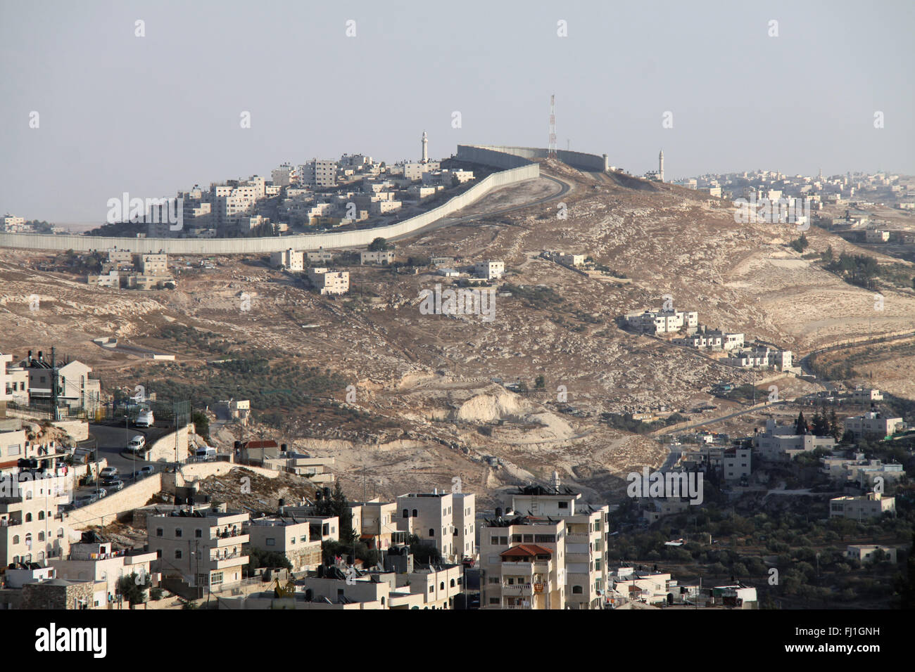 Trennmauer zwischen Israel und Palästina, aus Jerusalem gesehen, und der israelischen jüdischen Siedlungen Stockfoto
