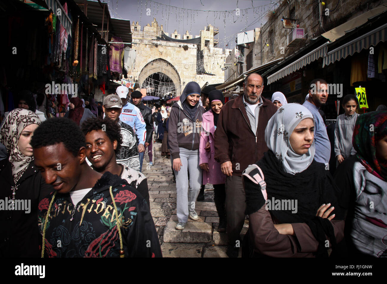 Arabische Menschen/Masse an das Damaskus Tor Jerusalems Altstadt, Israel Stockfoto