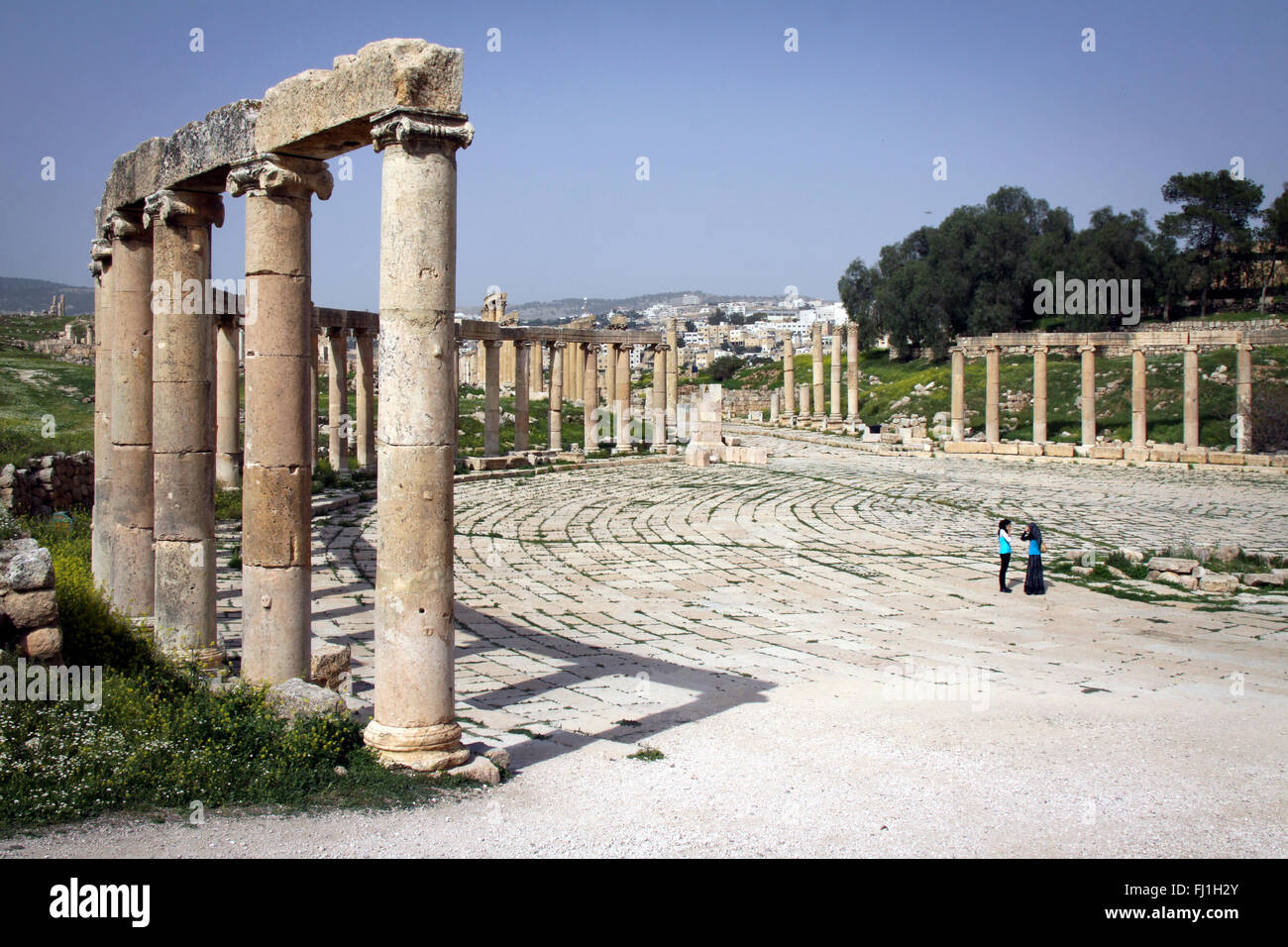 Frauen sprechen in den Ruinen des griechisch-römischen Stadt Gerasa, Jerash, Jordanien Stockfoto