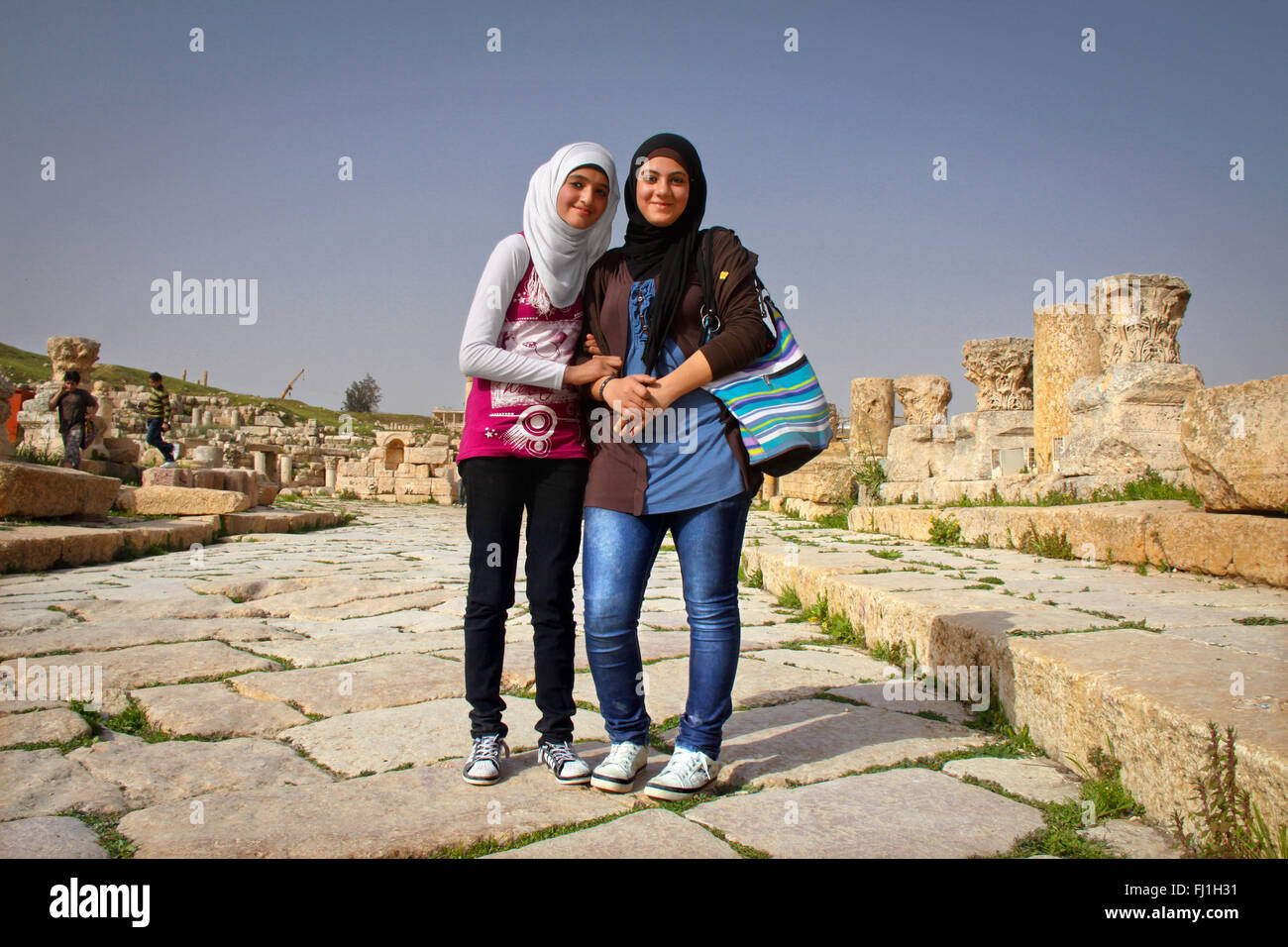 Zwei jordanische jugendlich Mädchen auf der Website von Jerash, Jordanien Stockfoto