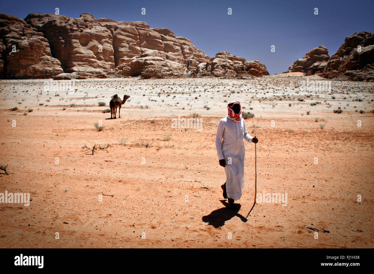 Beduinen Mann mit Kamel in der Wüste Wadi Rum, Jordanien Stockfoto