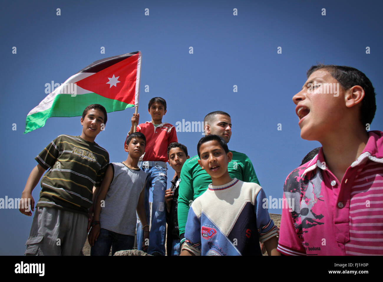 Jordanische Kinder voller Stolz zeigen eine jordanische Nationalflagge in Amman, Jordanien Stockfoto
