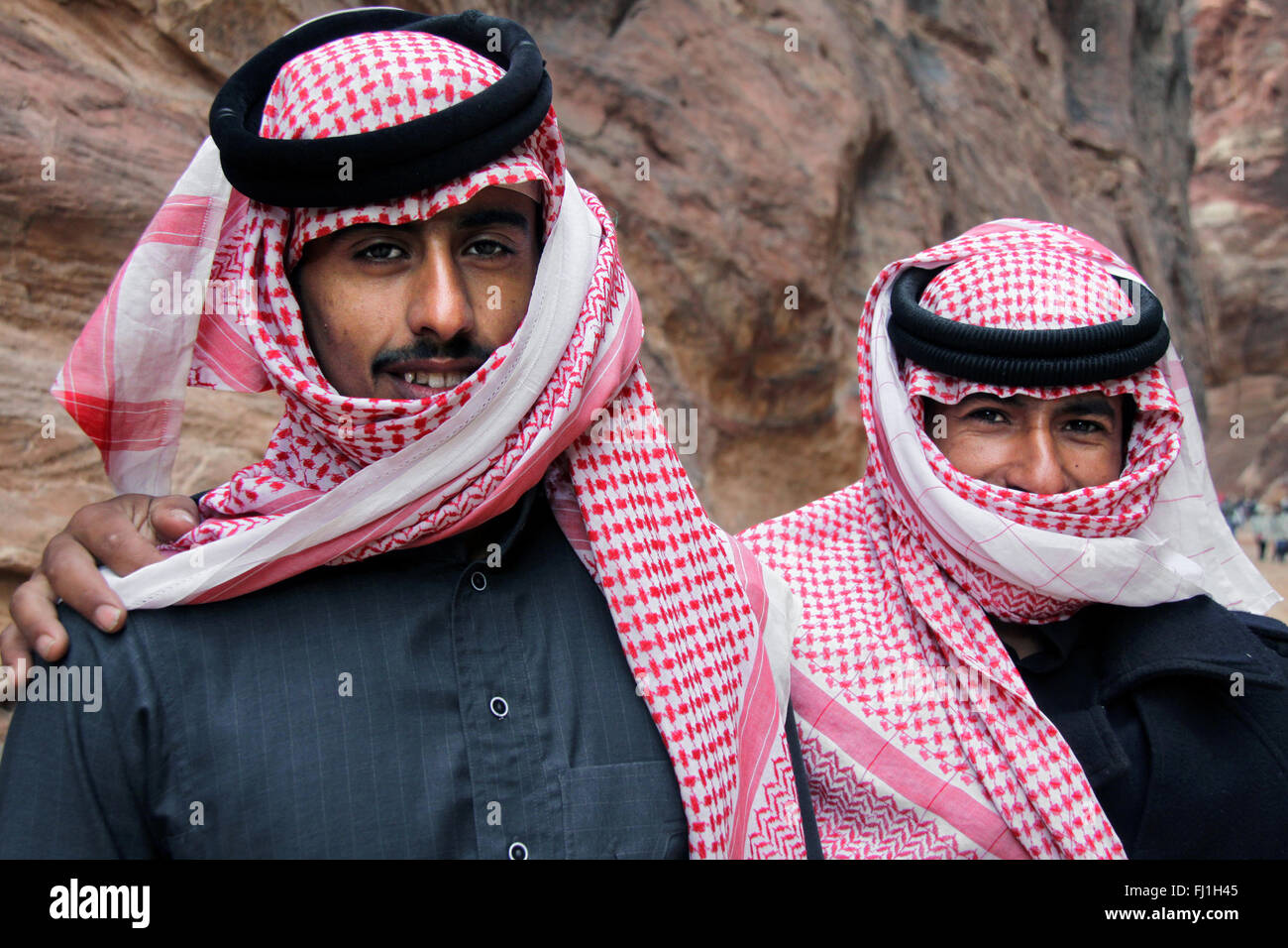 Zwei Beduinen Männer mit Keffieh pose in Petra, Jordanien Stockfoto