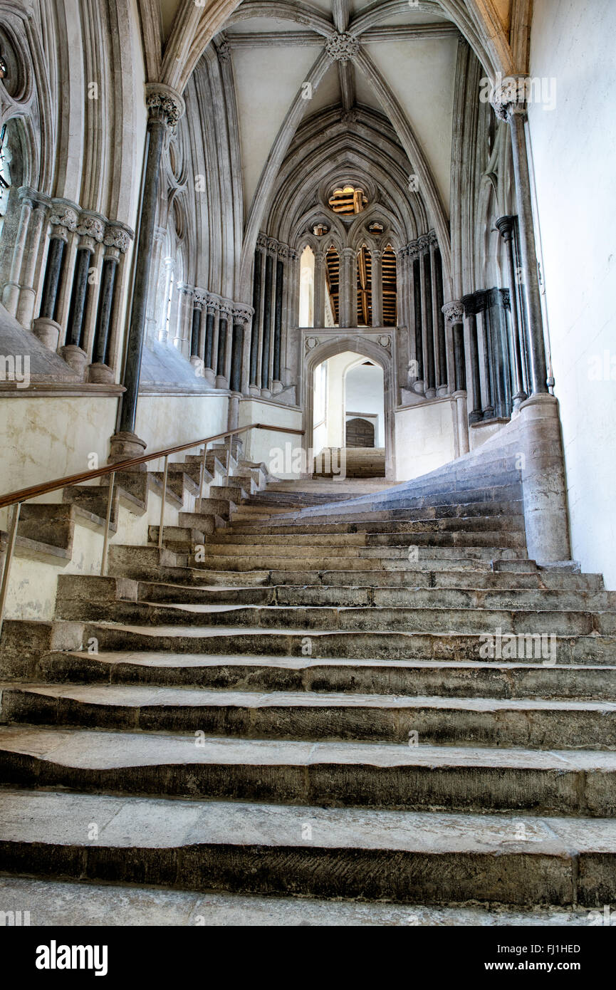 Wells Cathedral Kapitelsaal Steinstufen. Wells, Somerset, England. HDR Stockfoto