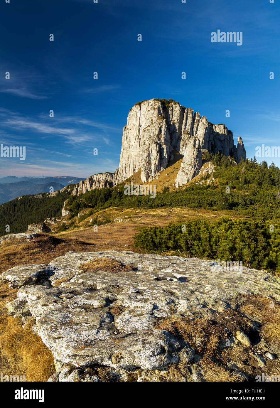 Bergblick von ocolasul Mare. berg Ceahlau in Rumänien Stockfoto