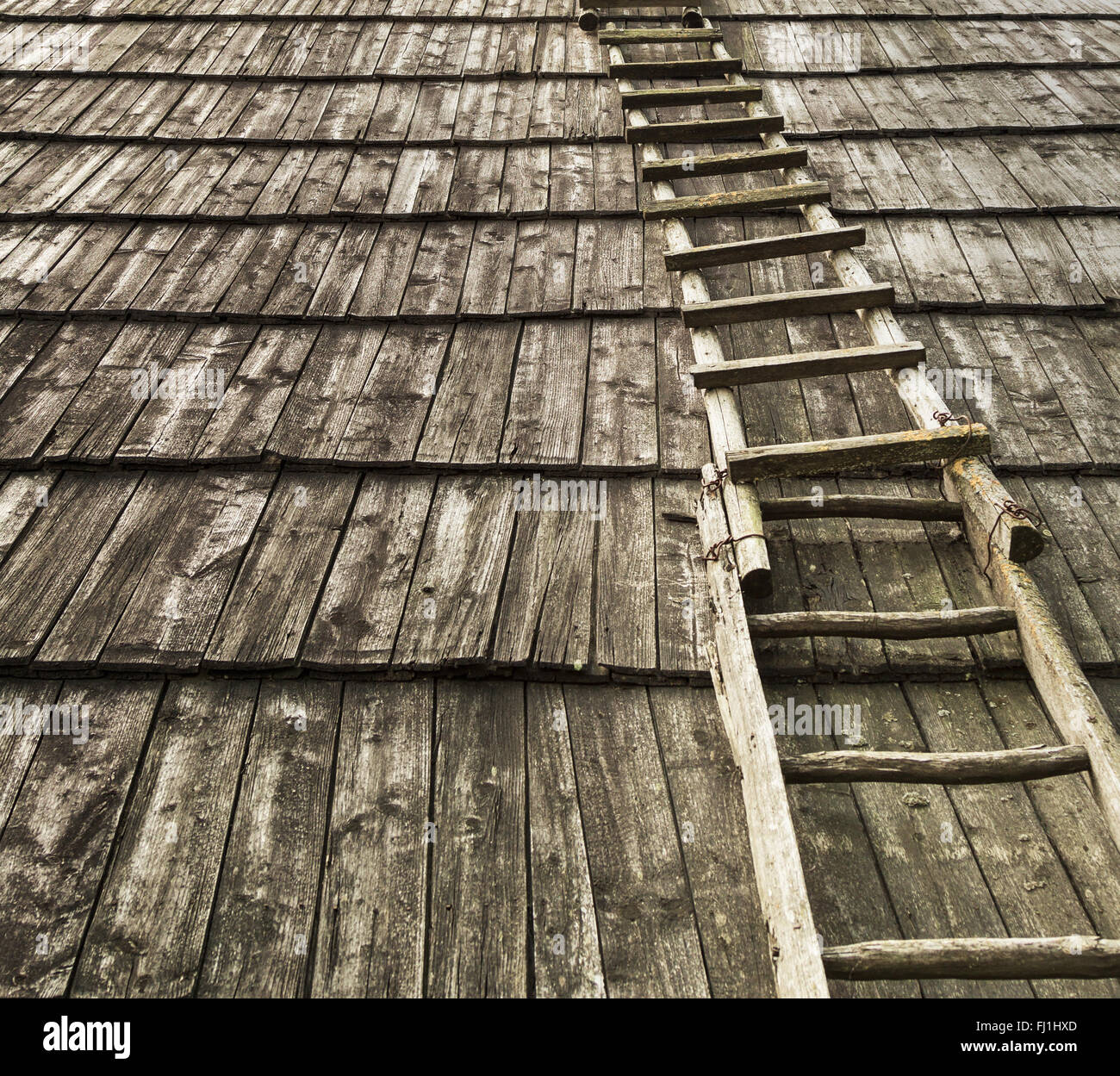 Alte Holztreppe auf Holzdach. Nützlich als Hintergrund Stockfoto