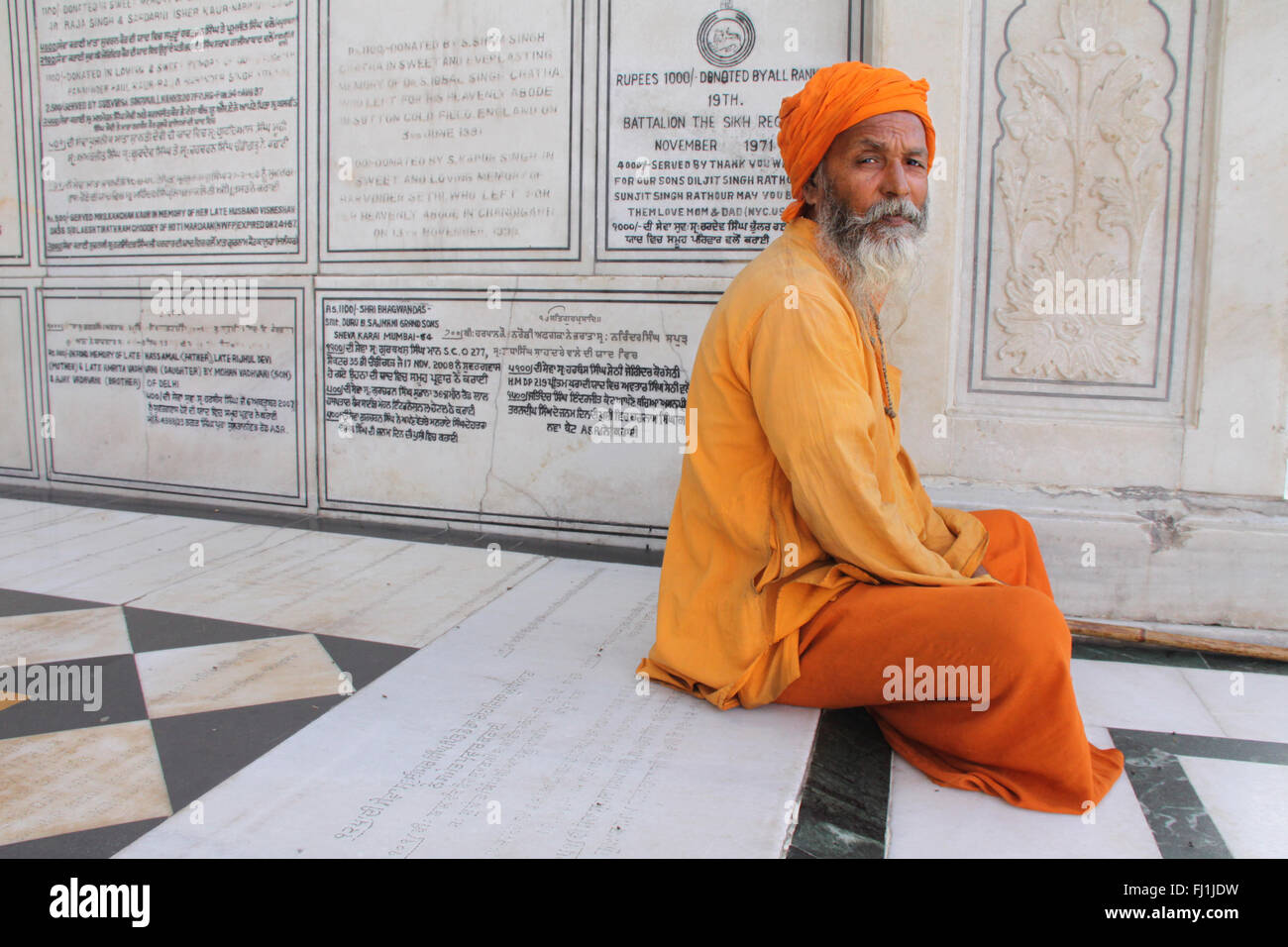 Sikh Mann mit Turban im Goldenen Tempel, Amritsar, Indien Stockfoto