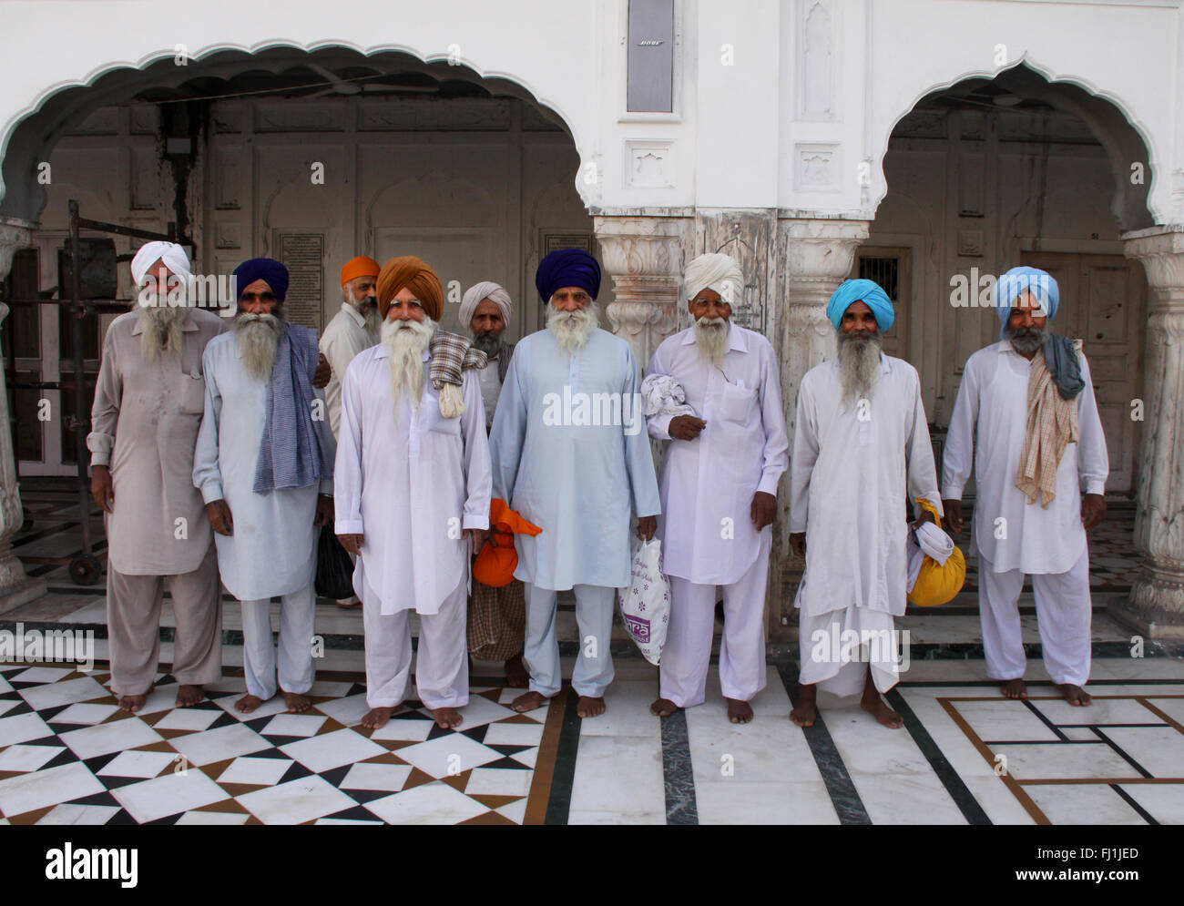Gruppe von Männern Sikh mit Turban im Golden Temple, Amritsar, Indien Stockfoto