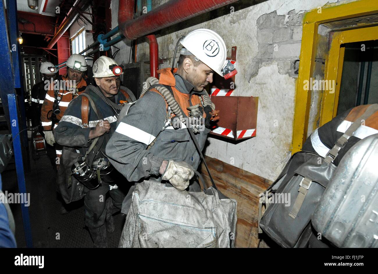 Moskau, Russland. 26. Februar 2016. Rettungskräfte gehen in Severnaya mir in der Republik Komi Stadt Workuta, Russland, am 26. Februar 2016. Des russischen für Notfall-Situationen sagte am Sonntag, gibt es eigentlich keine Chancen für das Überleben von den 26 Bergleute eingeschlossen unter der Erde am Donnerstag Coal Mine Blast im Norden Russlands Republik Komi. © Sputnik/Xinhua/Alamy Live-Nachrichten Stockfoto