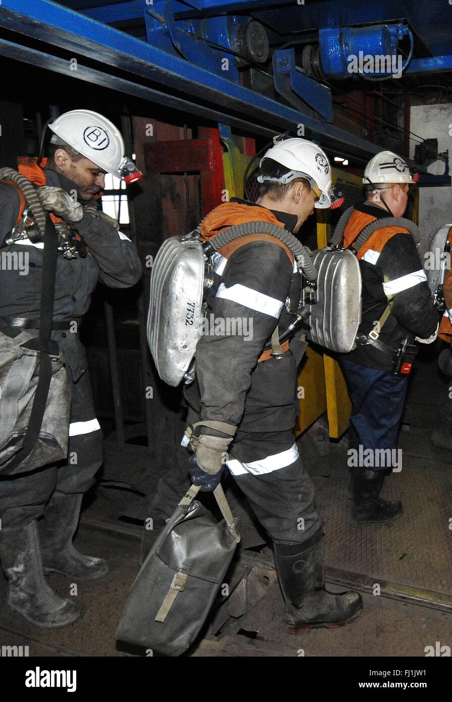 Moskau, Russland. 26. Februar 2016. Rettungskräfte gehen in Severnaya mir in der Republik Komi Stadt Workuta, Russland, am 26. Februar 2016. Des russischen für Notfall-Situationen sagte am Sonntag, gibt es eigentlich keine Chancen für das Überleben von den 26 Bergleute eingeschlossen unter der Erde am Donnerstag Coal Mine Blast im Norden Russlands Republik Komi. © Sputnik/Xinhua/Alamy Live-Nachrichten Stockfoto