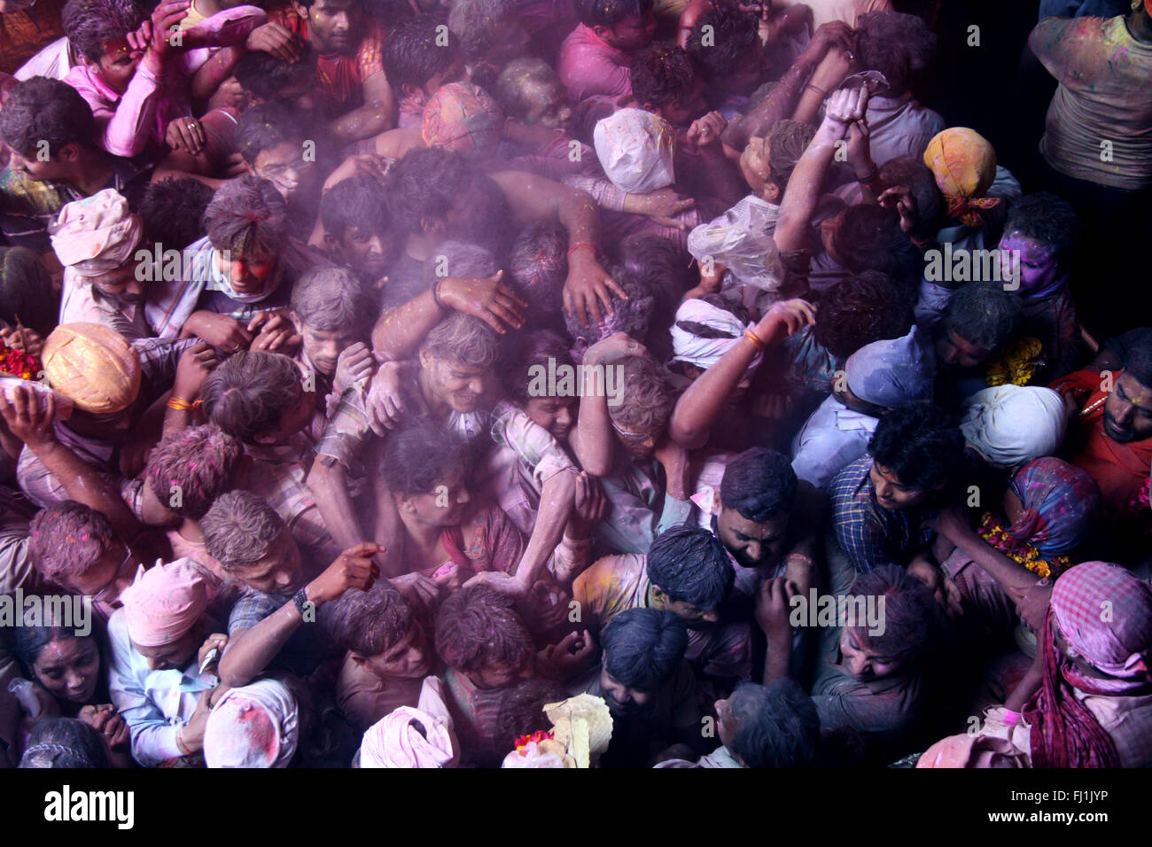 In Banke Bihari Masse während Holi Feier, Vrindavan, Indien Stockfoto