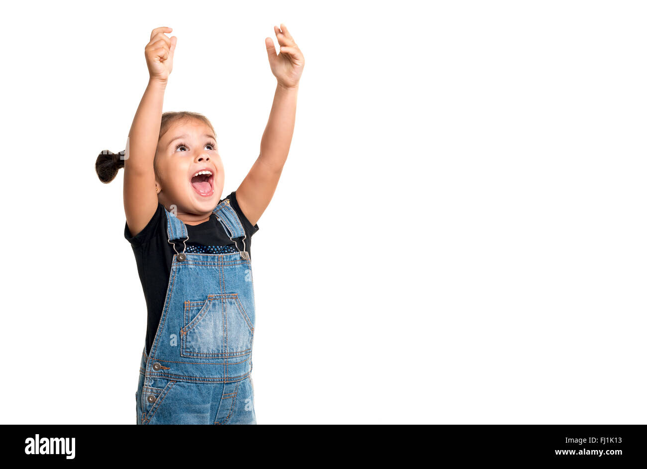 Glückliches Babymädchen mit den Händen oben auf weißem Hintergrund mit Textfreiraum Stockfoto