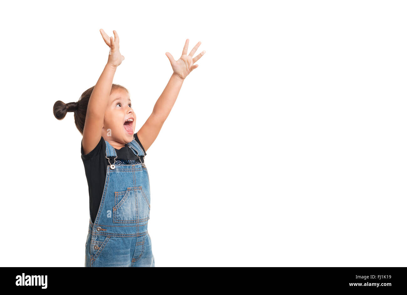 Glückliches Babymädchen mit den Händen oben auf weißem Hintergrund mit Textfreiraum Stockfoto