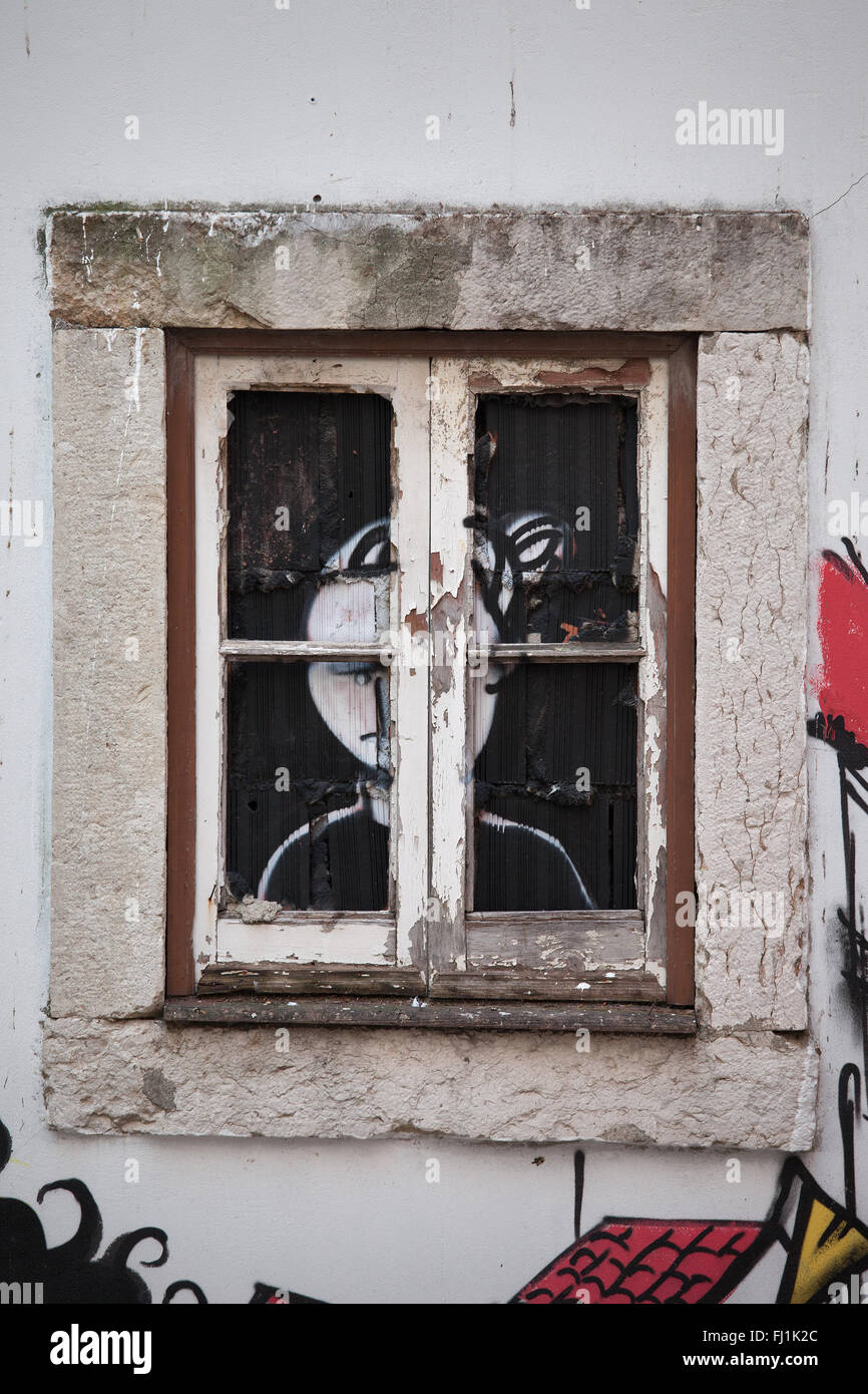 Trauer-Konzept, Graffiti eine wartende Frau durch Fenster mit traurigen Gesichtsausdruck, Lissabon, Portugal Stockfoto