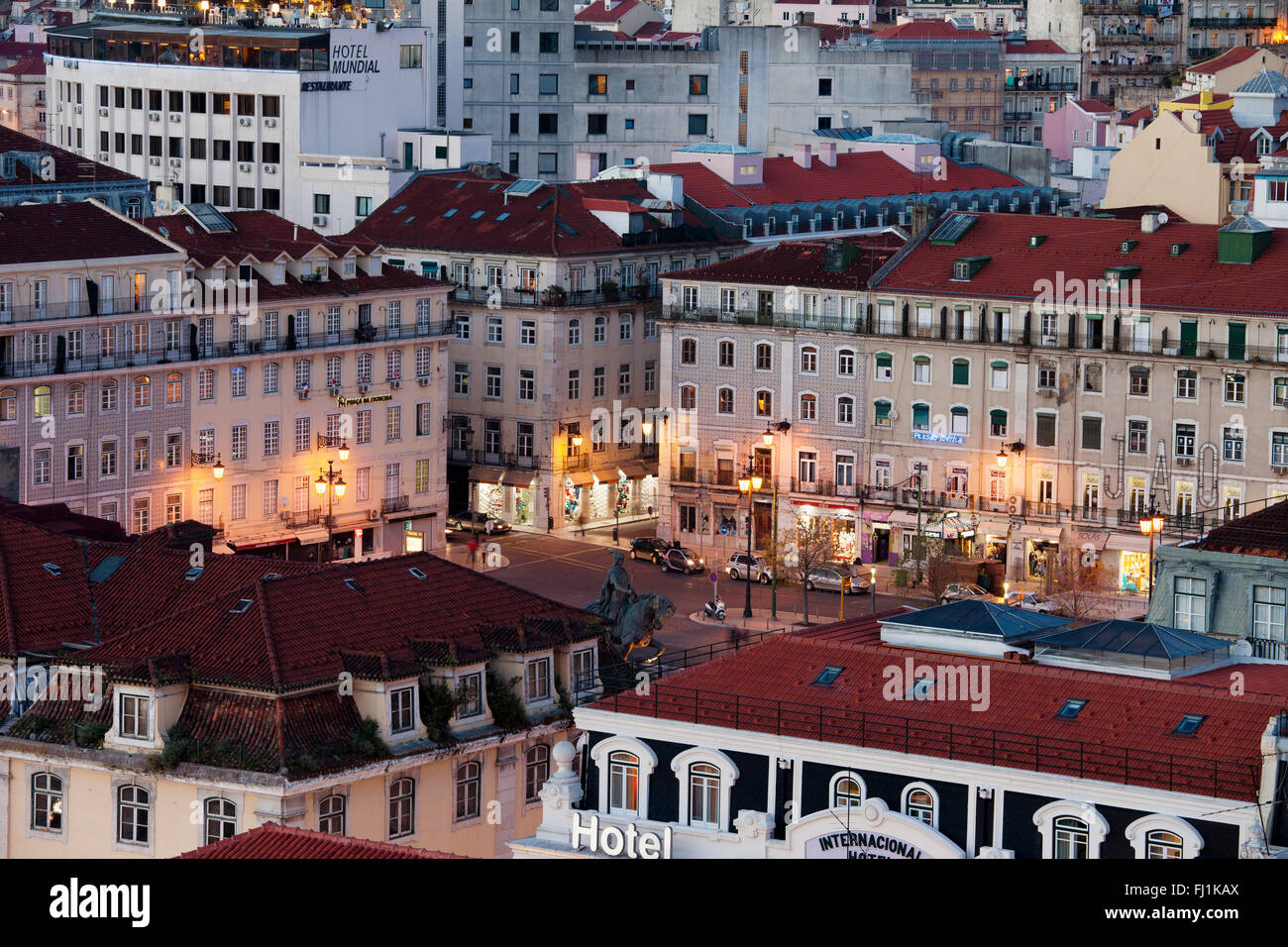 Portugal-Stadtzentrum von Lissabon am Abend, Gebäude Praca da Figueira Platz in der Innenstadt von Stockfoto