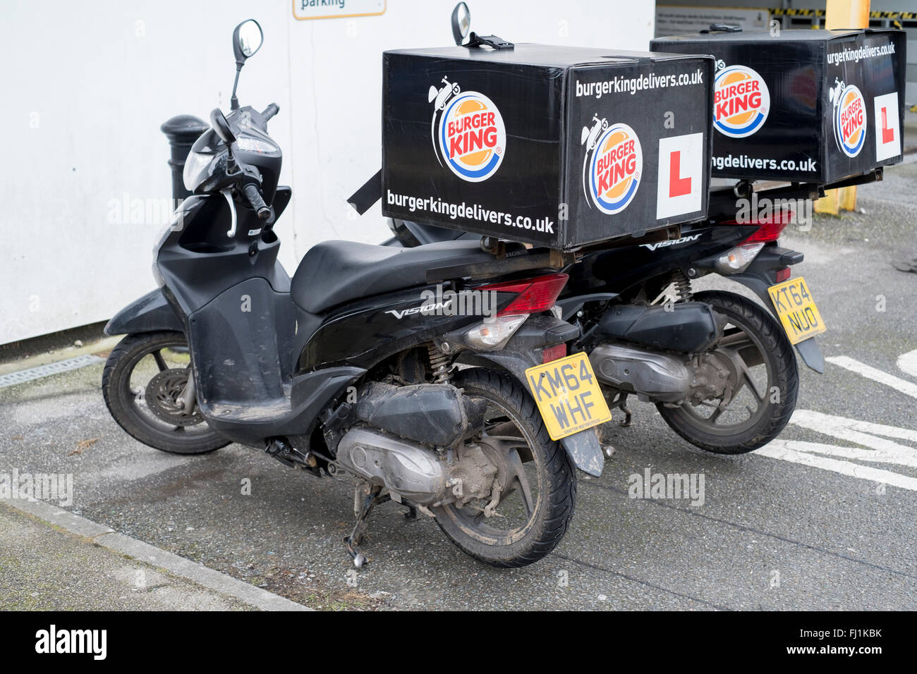 2 Burger King Lieferung Mopeds in Truro, Cornwall, einer der Piloten lagen für diese neue Hauslieferdienst Stockfoto