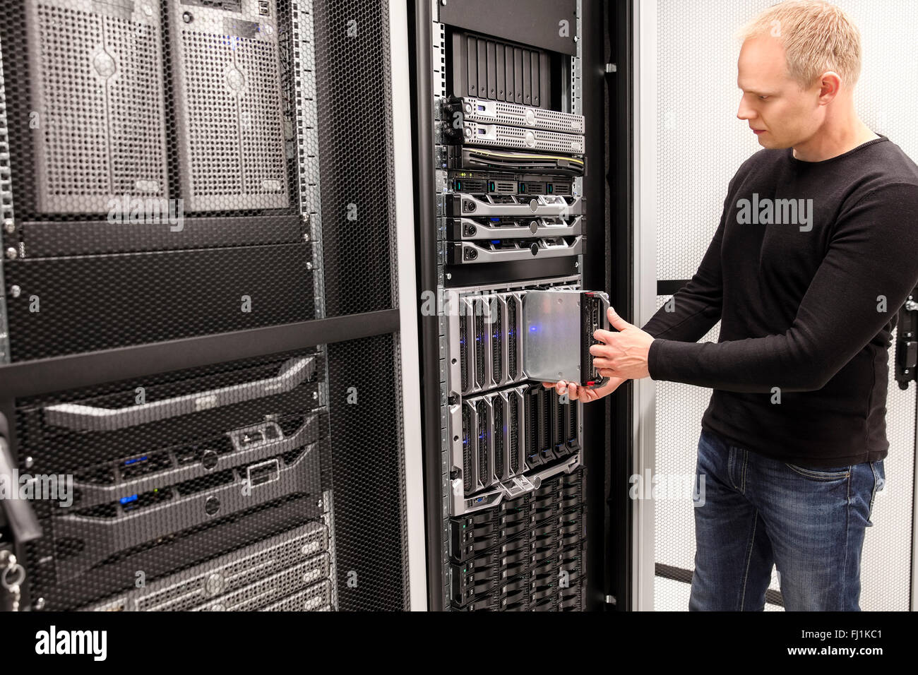 IT-Berater in großen Rechenzentrum Blade-Server installieren Stockfoto