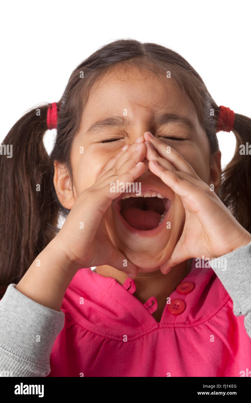 Kleines Mädchen schreit mit ihren Fingern um ihren Mund auf weißem Hintergrund Stockfoto