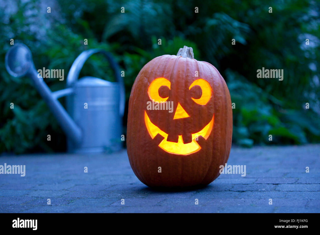 Beleuchtete Halloween-Kürbis im Garten Stockfoto