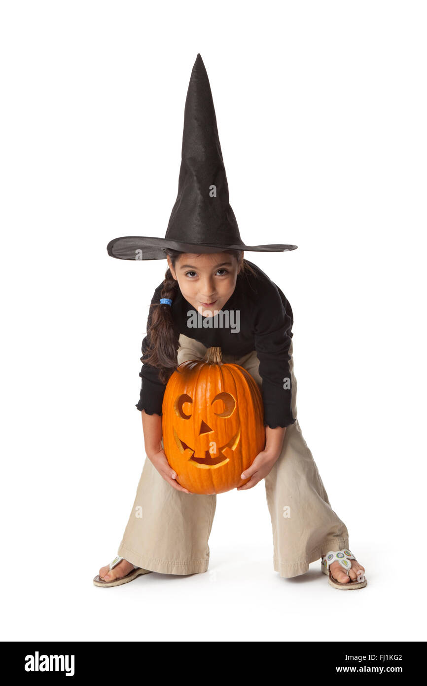 Kleines Mädchen hebt einen Halloweenkürbis auf weißem Hintergrund Stockfoto