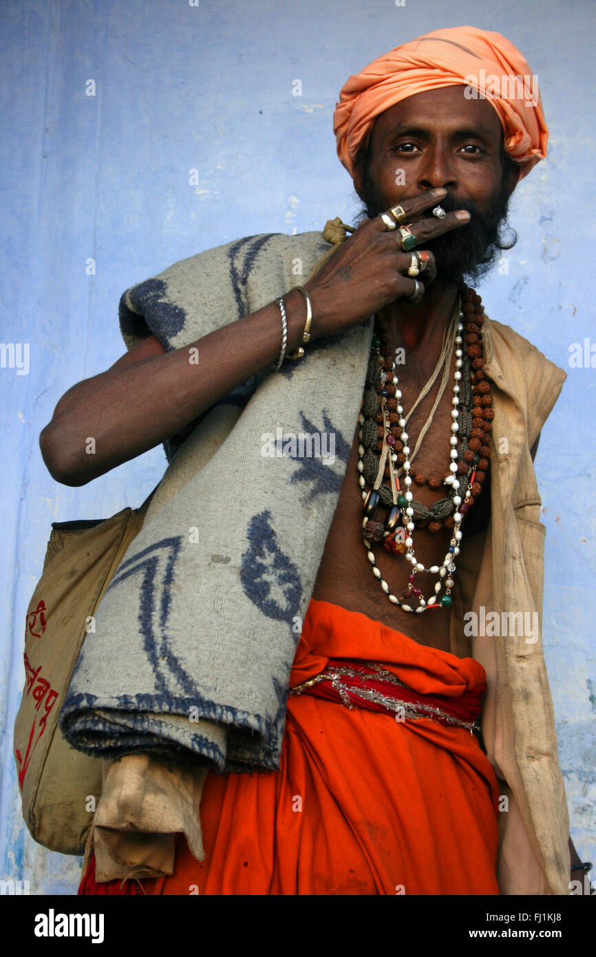 Sadhu/hinduistischen heiligen Mann rauchen in Pushkar, Indien Stockfoto