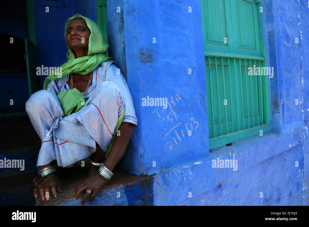 Frau in blaue Stadt Jodhpur, Rajasthan, Indien Stockfoto
