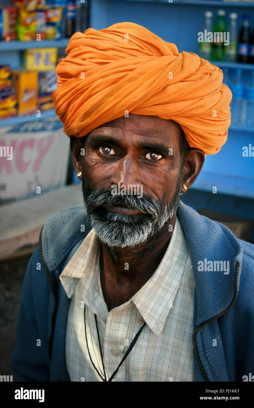 Rajasthani Mann mit Turban und Schnurrbart in Jaisalmer, Indien Stockfoto