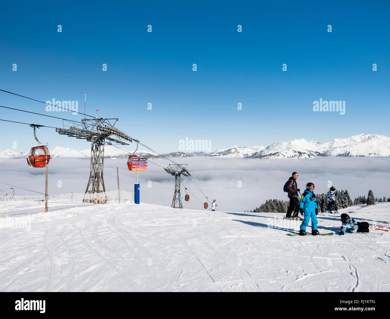 Schnee fällt an die Spitze der Vercland Seilbahn in Le Grand Massif Skigebiet mit niedrigen Wolken in Vallée du Giffre. Samoens, Frankreich Stockfoto