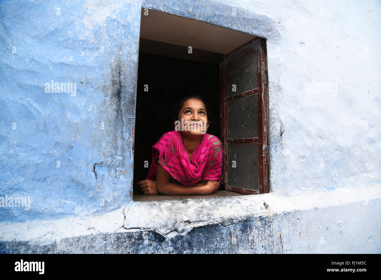 Gerne Indien Mädchen zu Hause in der Altstadt von Jodhpur, Rajasthan, Indien Stockfoto