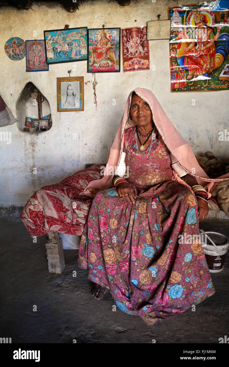 Bishnoi Frau in der Nähe von Jodhpur, Rajasthan, Indien Stockfoto