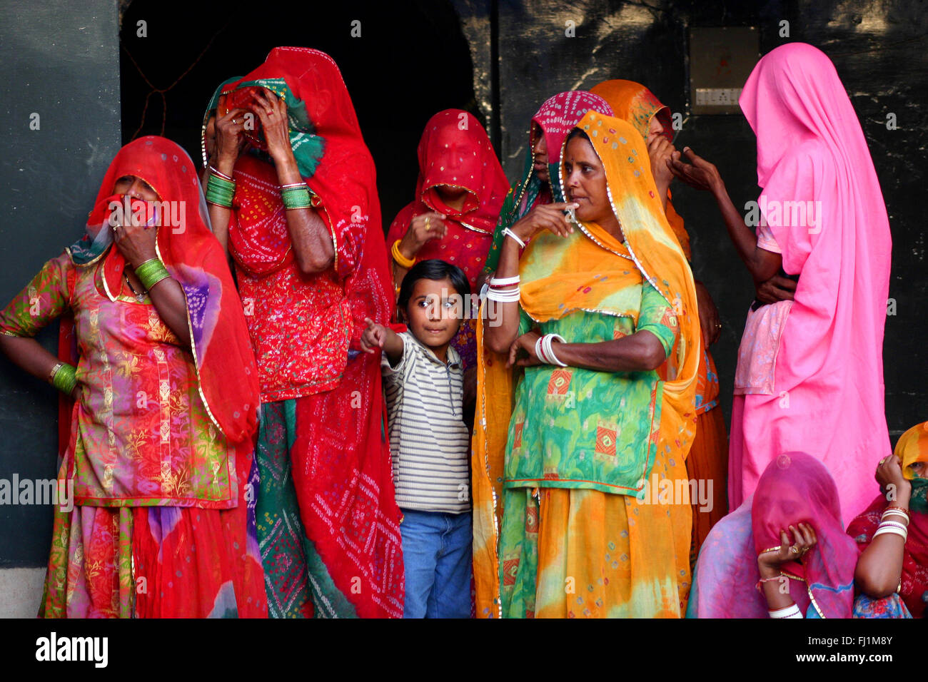 Kind und Frauen auf pilgerfahrt an Karni Mata Tempel, Deshnok, Indien Stockfoto
