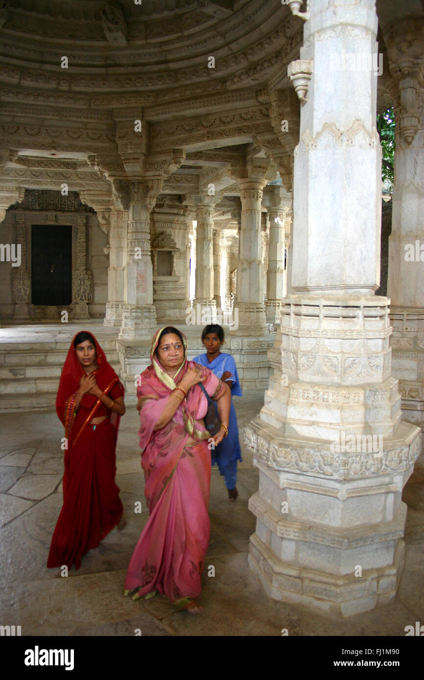 Frauen besuchen Ranakpur Jain Tempel, Indien Stockfoto