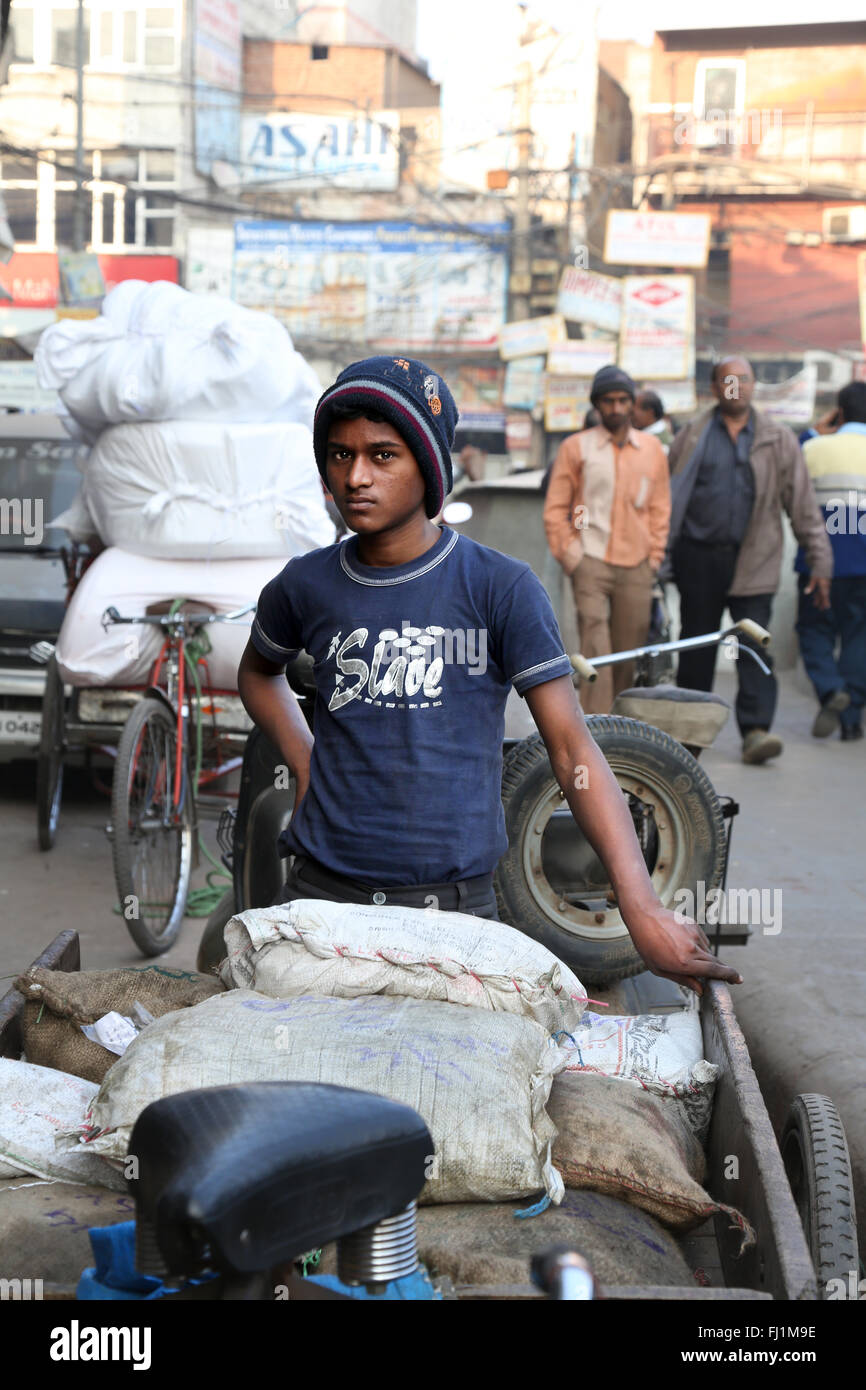 Kind in der Straße in Alt Delhi, Indien - Kinderarbeit Stockfoto