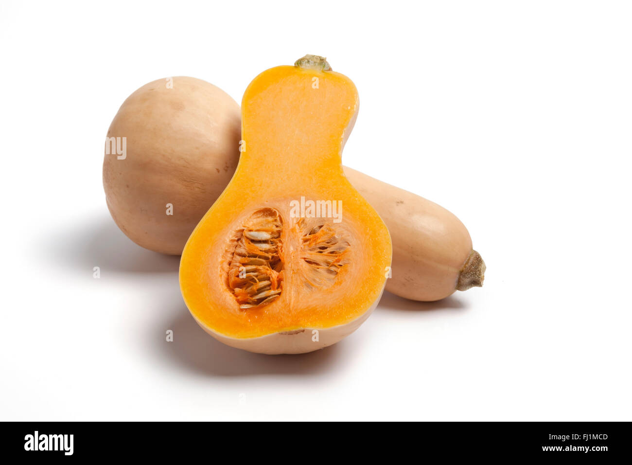 Ein einhalb Butternut Kürbis auf weißem Hintergrund Stockfoto