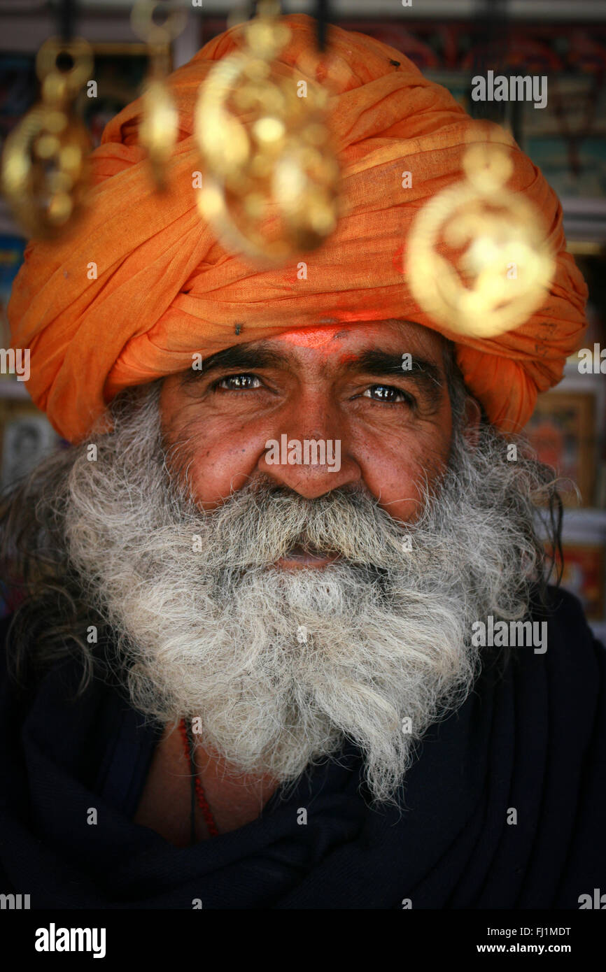Porträt der indisch-hinduistischen Mann mit Bart und Turban in Bikaner, Indien Stockfoto