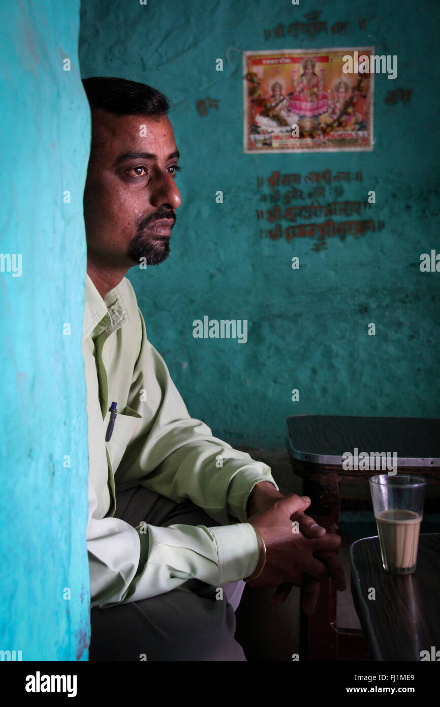 Mann im örtlichen Café sitzend Mit einem Glas chaï, Jaisalmer, Indien Stockfoto