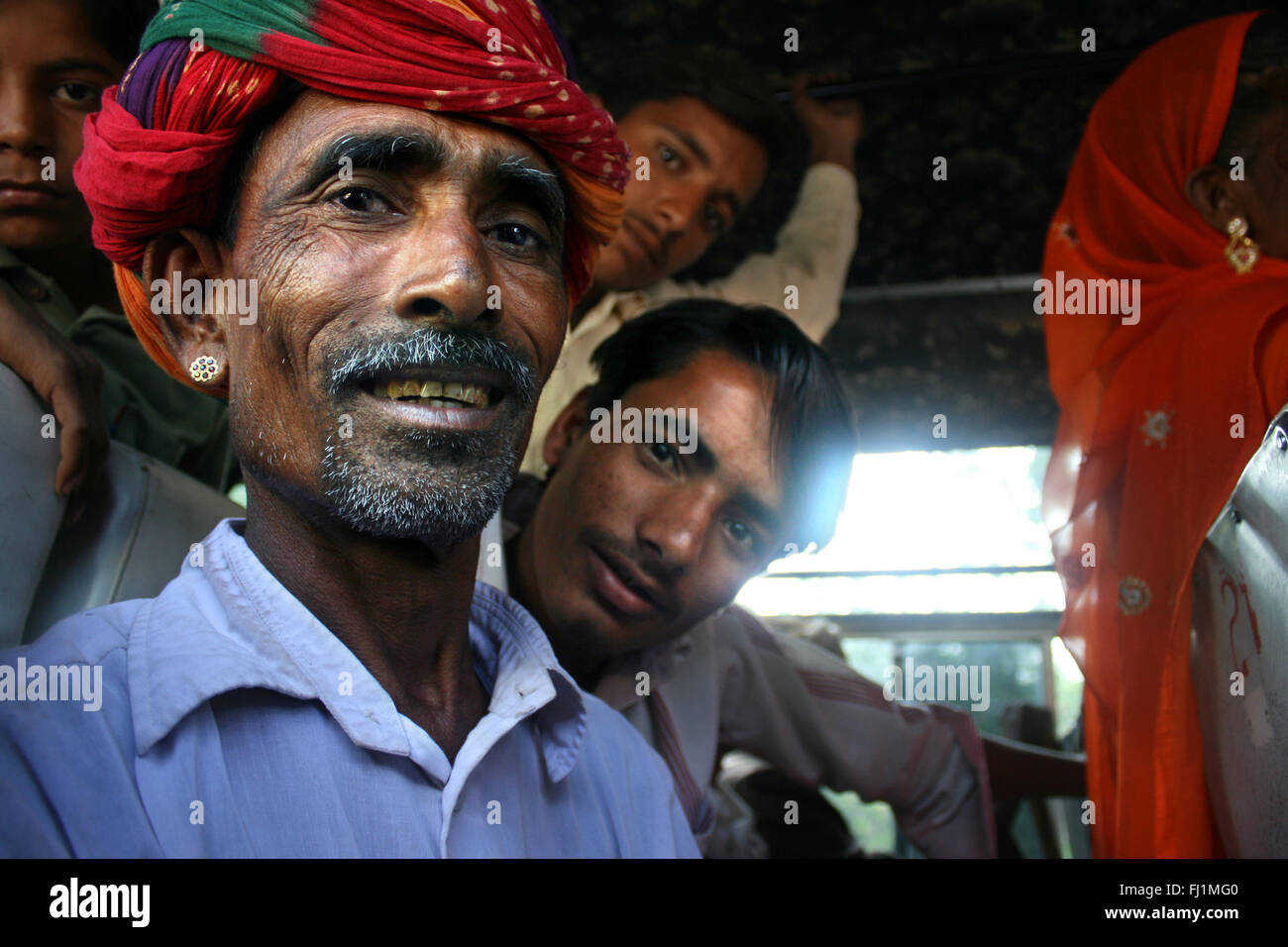 Die einheimischen Passagiere - Reisen in Bus in Rajasthan, Indien Stockfoto